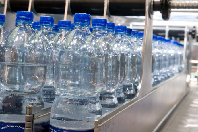 Il business dell'acqua nelle bottiglie di plastica