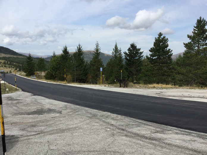 Strada asfaltata a Frontignano, nel Parco nazionale dei Monti Sibillini