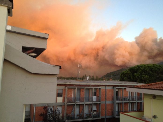 Le fiamme sul Monte Serra viste dalle abitazioni