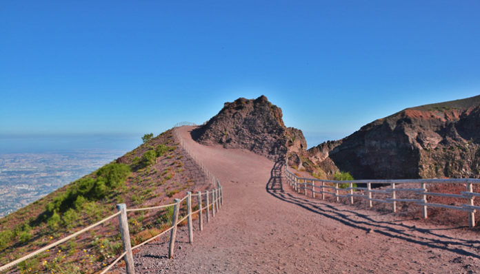 Sentiero sul cratere del Vesuvio