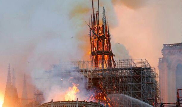 L'incendio che ha inghiottito tetto e guglia della cattedrale parigina di Notre Dame