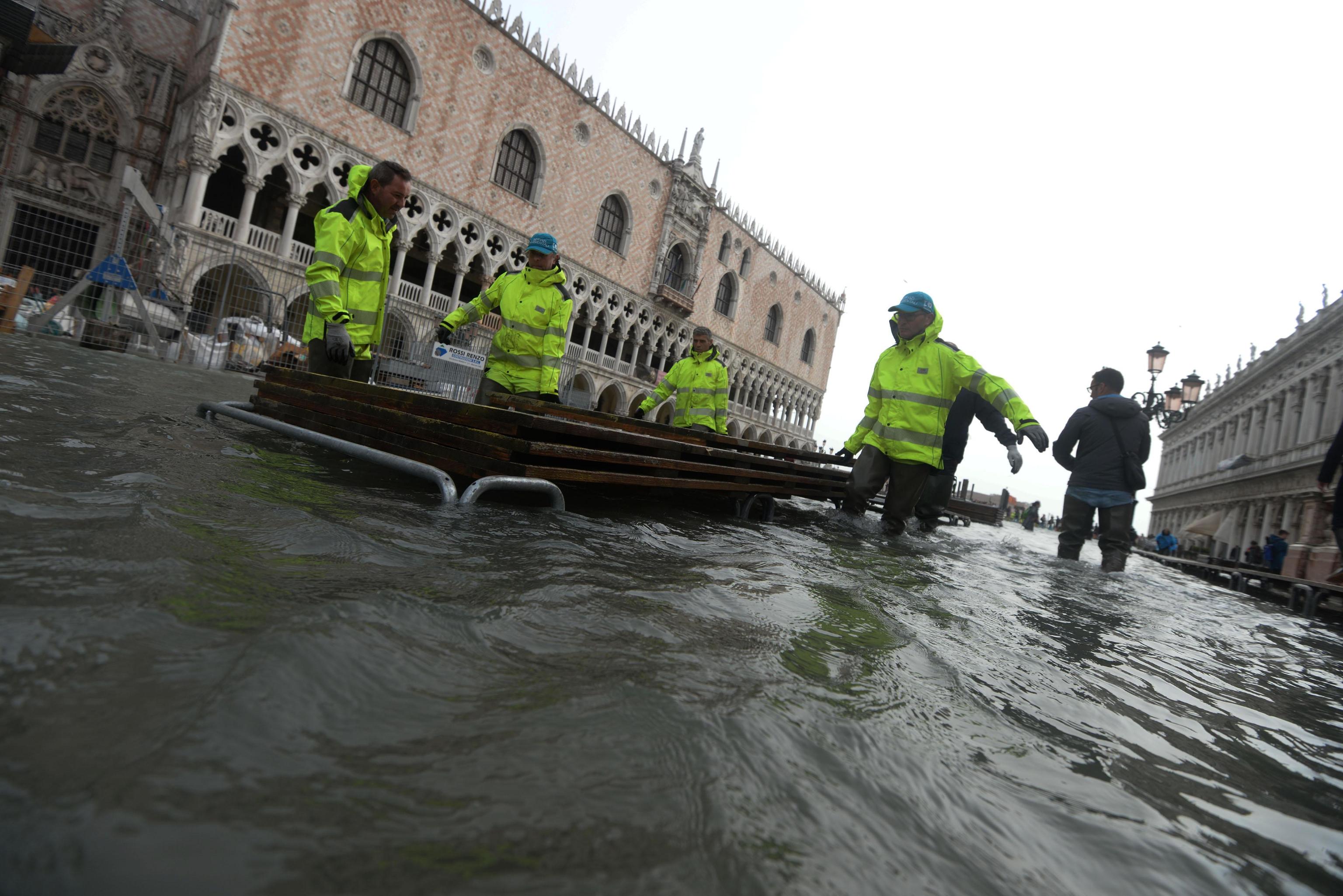 Почему венеция на воде. Венеция 2020 потоп. Площадь Сан Марко в Венеции затопило. Венеция Италия наводнение. Имола Италия потоп.